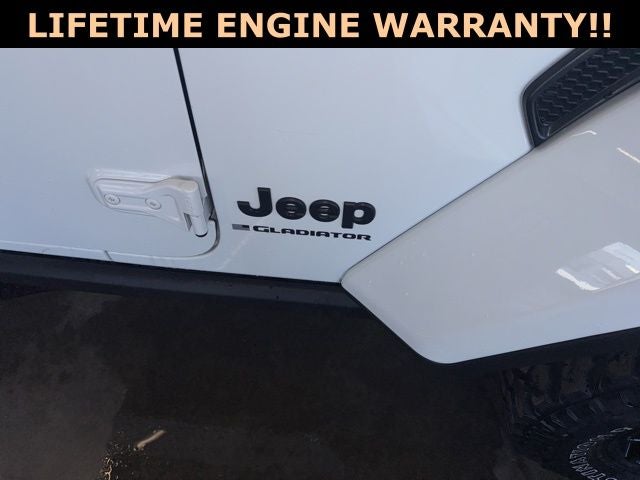 2024 Jeep Gladiator Willys photo 2