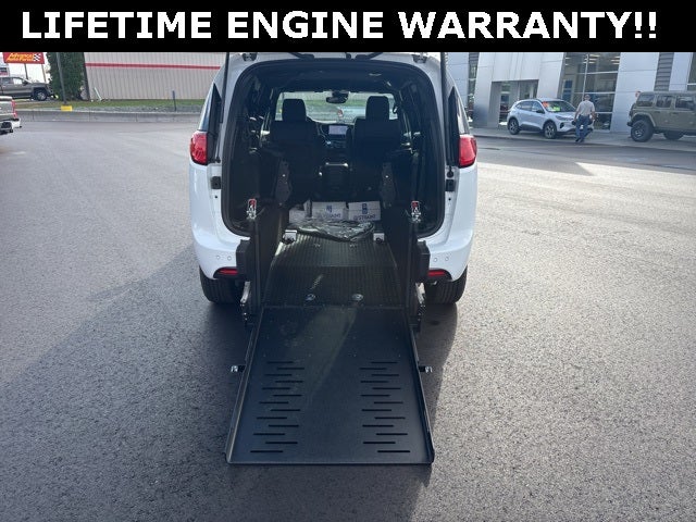 2025 Chrysler Voyager LX