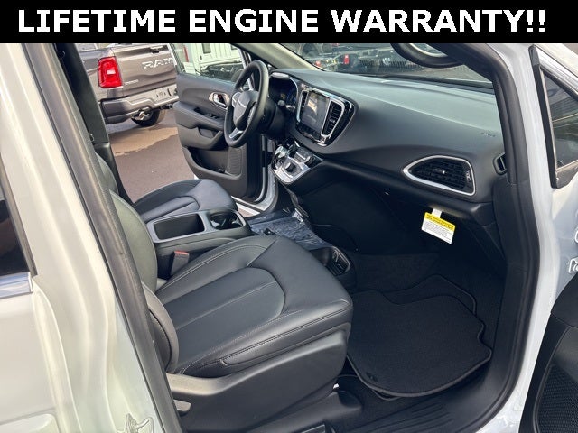 2025 Chrysler Voyager LX