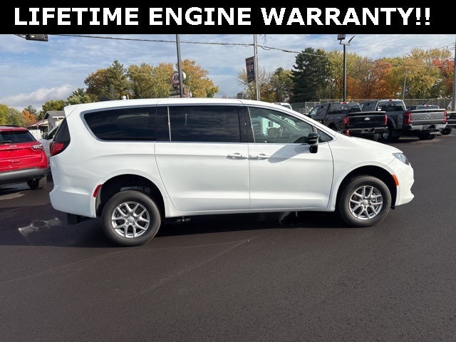 2025 Chrysler Voyager LX