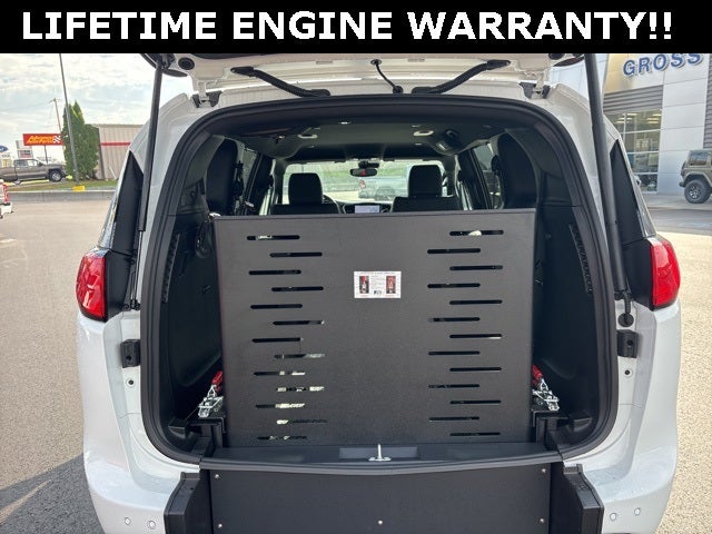 2025 Chrysler Voyager LX