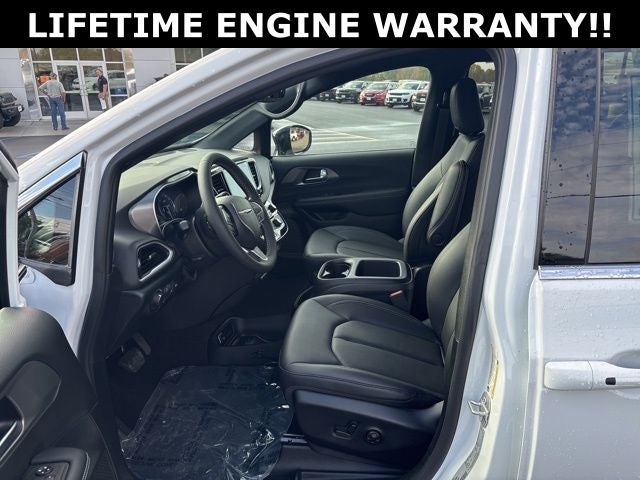 2025 Chrysler Voyager LX