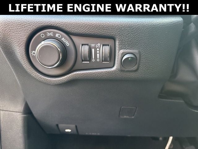 2025 Chrysler Voyager LX