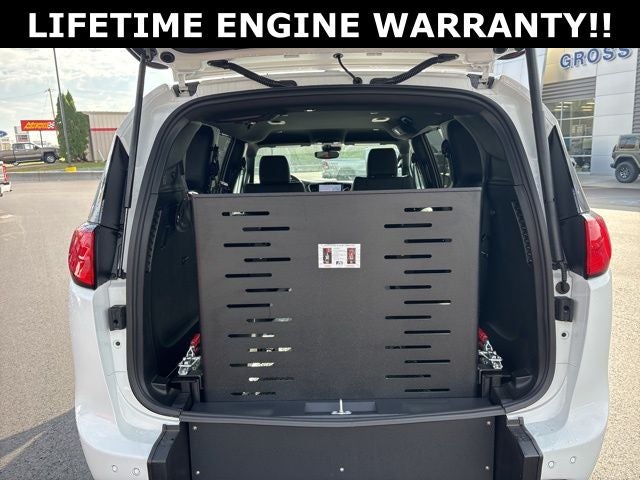 2025 Chrysler Voyager LX