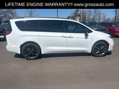 2026 Chrysler Pacifica Select